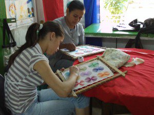 Students learning nanduti stitching at Ogaguasu.