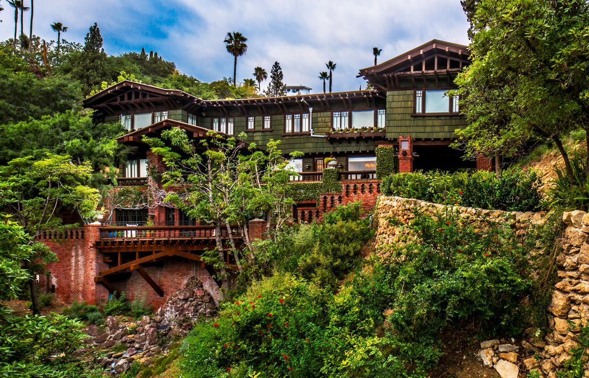 In the luxury real estate market, prices fluctuate but palaces, manors and landmarks are always hot properties.