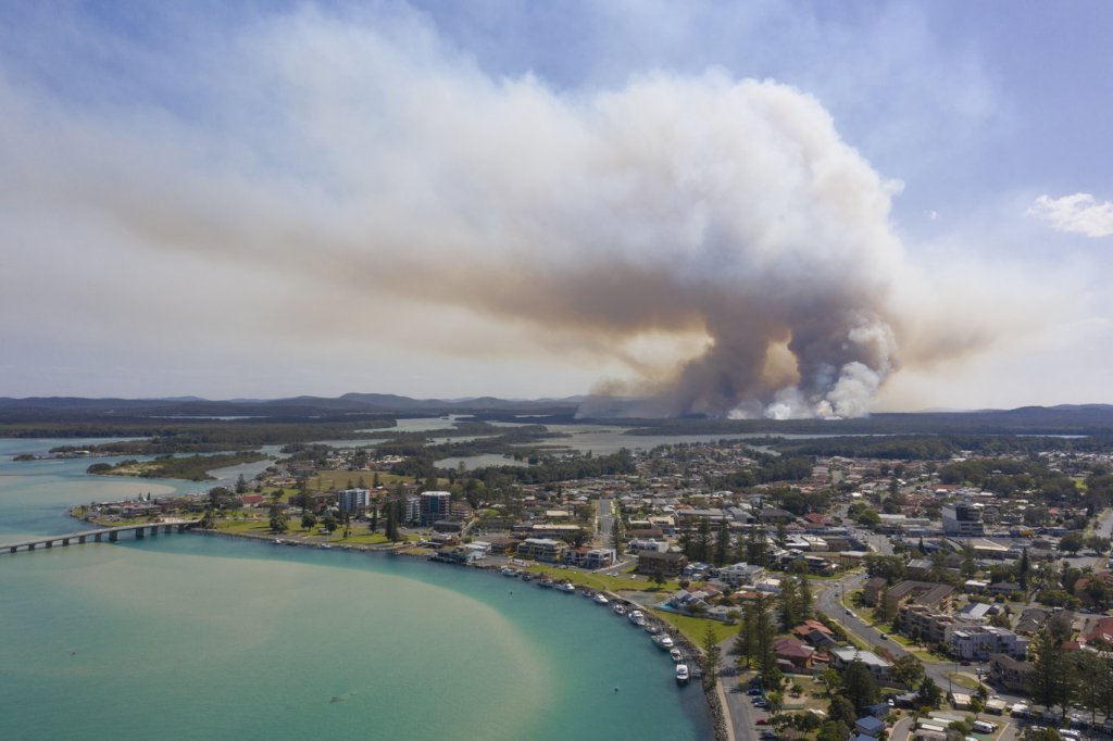 Aid for Australia as Fires Continue